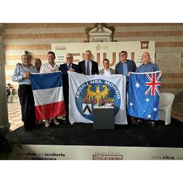 Il presidente Bordin - al centro, accanto al sindaco De Toni, al vicesindaco Venanzi e al presidente della Cciaa Pn-Ud Giovanni Da Pozzo - nella foto di gruppo con i rappresentanti dei Fogolars all'estero - Il presidente Bordin - al centro, accanto al sindaco De Toni, al vicesindaco Venanzi e al presidente della Cciaa Pn-Ud Giovanni Da Pozzo - nella foto di gruppo con i rappresentanti dei Fogolars all'estero