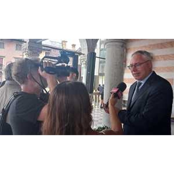 Il presidente Bordin durante le interviste al termine della presentazione - Il presidente Bordin durante le interviste al termine della presentazione