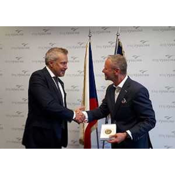 Stretta di mano fra l'assessore alle Attività produttive e Turismo Sergio Emidio Bini e Vítezslav Schrek, presidente della Regione della Vysocina. - Stretta di mano fra l'assessore alle Attività produttive e Turismo Sergio Emidio Bini e Vítezslav Schrek, presidente della Regione della Vysocina. 