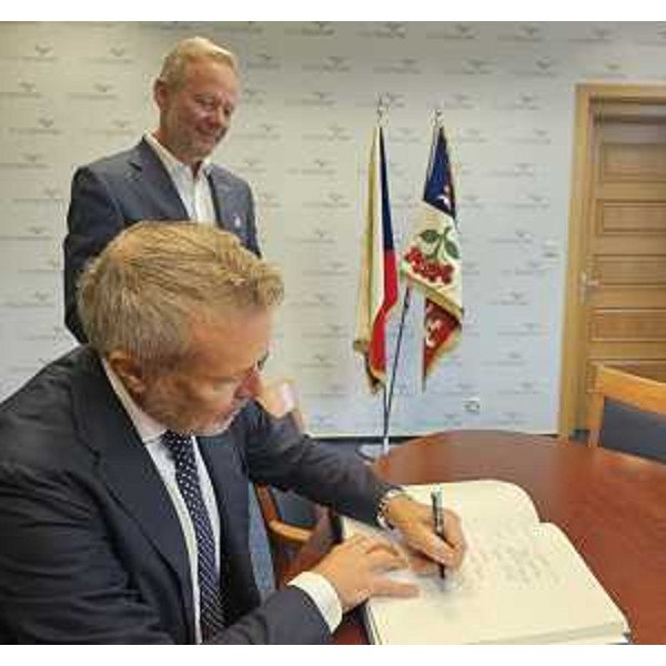 L'assessore Bini firma il libro delle autorità in visita nella Regione della Vysocina. - L'assessore Bini firma il libro delle autorità in visita nella Regione della Vysocina.