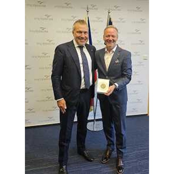 Lo scambio di doni fra Bini e il presidente Schrek. - Lo scambio di doni fra Bini e il presidente Schrek.