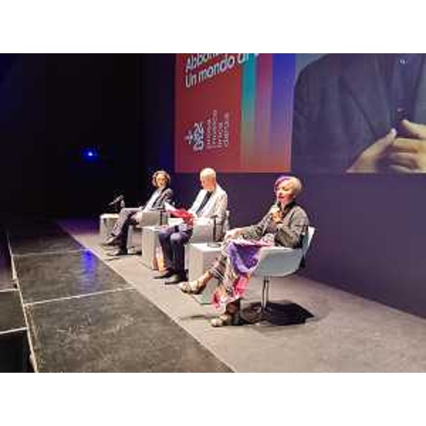 Al centro il presidente del Teatro Verdi di Pordenone Giovanni Lessio con i consulenti del teatro illustra la stagione - Al centro il presidente del Teatro Verdi di Pordenone Giovanni Lessio con i consulenti del teatro illustra la stagione