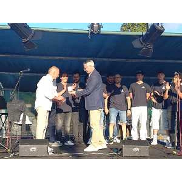 Il momento della consegna del sigillio del Cr da parte del presidente Mauro Bordin - Il momento della consegna del sigillio del Cr da parte del presidente Mauro Bordin