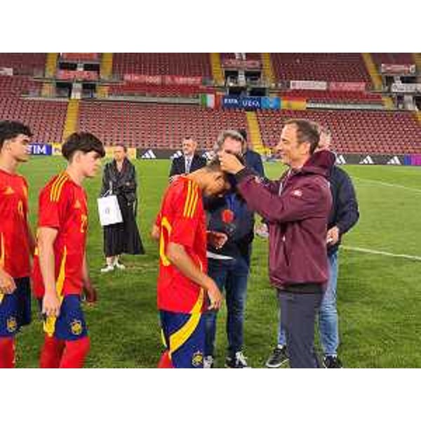 Il governatore Massimiliano Fedriga premia i calciatori della Spagna, vincitori del torneo - Il governatore Massimiliano Fedriga premia i calciatori della Spagna, vincitori del torneo