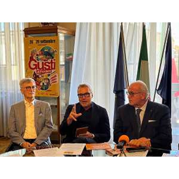 Al centro l'assessore Bini, alla sua destra Paolo Petiziol e alla sinistra il sindaco Ziberna - Al centro l'assessore Bini, alla sua destra Paolo Petiziol e alla sinistra il sindaco Ziberna