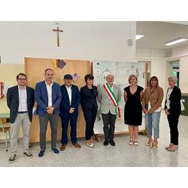 Foto di gruppo all'interno della scuola primaria e secondaria di primo grado di Forgaria - Foto di gruppo all'interno della scuola primaria e secondaria di primo grado di Forgaria