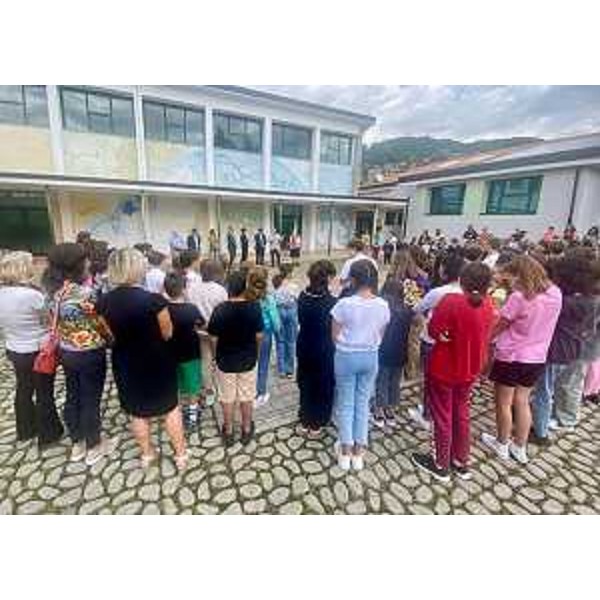 Studenti e genitori presenti alla cerimonia di inizio dell'anno scolastico a Forgaria, alla presenza dell'assessore regionale all'Istruzione Alessia Rosolen - Studenti e genitori presenti alla cerimonia di inizio dell'anno scolastico a Forgaria, alla presenza dell'assessore regionale all'Istruzione Alessia Rosolen