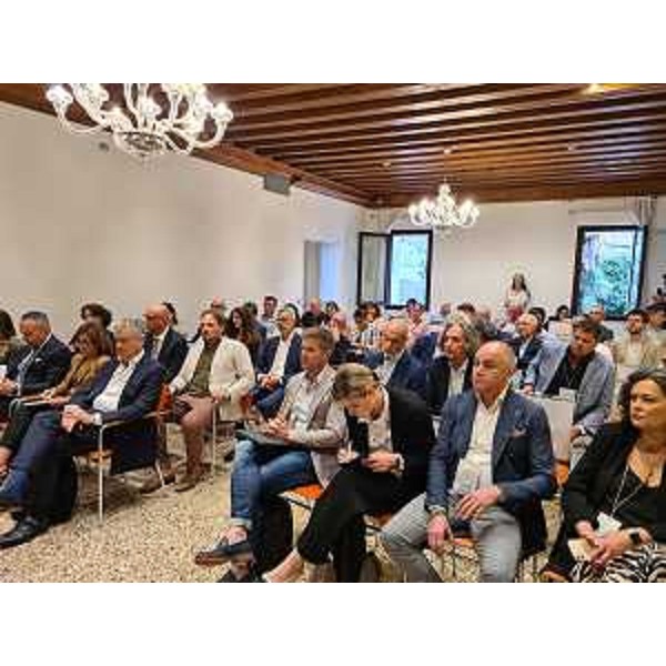 Il pubblico di imprenditori della filiera delle costruzioni e di esperti presenti al convegno dell'Ance Fvg a Pordenone - Il pubblico di imprenditori della filiera delle costruzioni e di esperti presenti al convegno dell'Ance Fvg a Pordenone