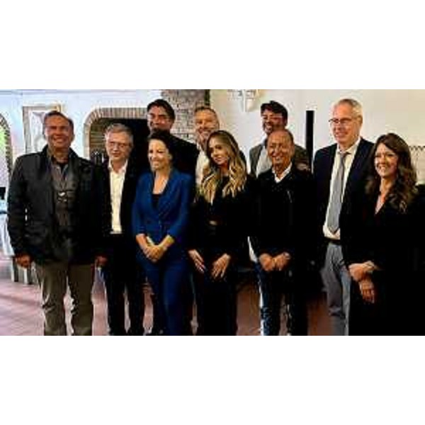 Gli assessori Stefano Zanier (secondo da sinistra) e Sergio Emidio Bini (quarto) con la famiglia Livon. Nella foto anche il presidente del Consiglio regionale Mauro Bordin. - Gli assessori Stefano Zanier (secondo da sinistra) e Sergio Emidio Bini (quarto) con la famiglia Livon. Nella foto anche il presidente del Consiglio regionale Mauro Bordin. 