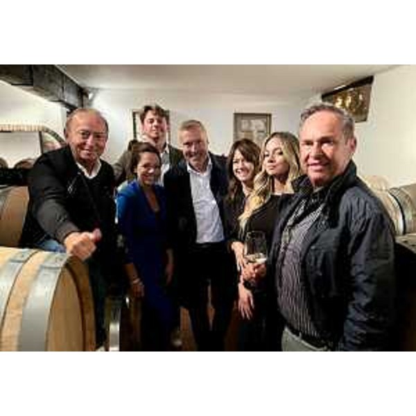 Lassessore alle Attività produttive e turismo Sergio Emidio Bini insieme ai componenti della famiglia Livon. - Lassessore alle Attività produttive e turismo Sergio Emidio Bini insieme ai componenti della famiglia Livon.