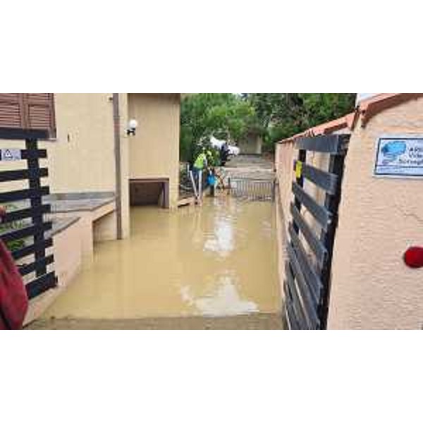 Lassessore regionale alle Protezione civile Riccardo Riccardi, durante il sopralluogo effettuato questo pomeriggio nelle zone colpite dal maltempo delle scorse ore e in particolare nei Comuni di Muggia e San Dorligo della Valle-Dolina. - Lassessore regionale alle Protezione civile Riccardo Riccardi, durante il sopralluogo effettuato questo pomeriggio nelle zone colpite dal maltempo delle scorse ore e in particolare nei Comuni di Muggia e San Dorligo della Valle-Dolina.