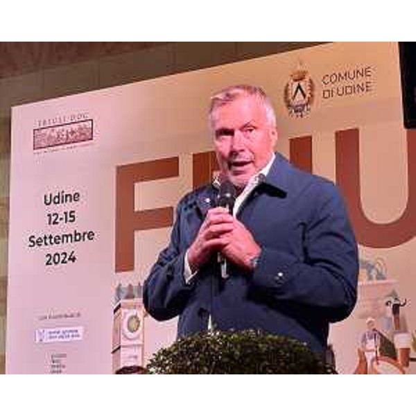 L'assessore Sergio Emidio Bini sul palco di Friuli Doc - L'assessore Sergio Emidio Bini sul palco di Friuli Doc