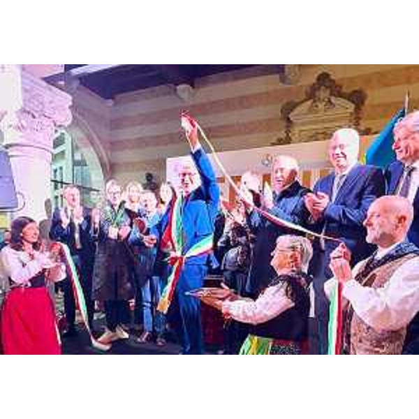 Il presidente del Consiglio regionale, Mauro Bordin (secondo da destra), durante il taglio del nastro di Friuli Doc - Il presidente del Consiglio regionale, Mauro Bordin (secondo da destra), durante il taglio del nastro di Friuli Doc