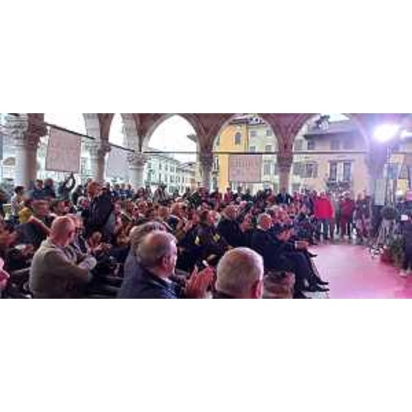La platea di sindaci e consiglieri regionali sotto la Loggia del Lionello a Udine - La platea di sindaci e consiglieri regionali sotto la Loggia del Lionello a Udine