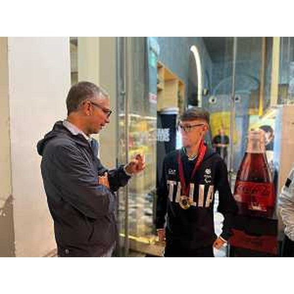 L'assessore Roberti e il campione paralimpico Matteo Parenzan - L'assessore Roberti e il campione paralimpico Matteo Parenzan