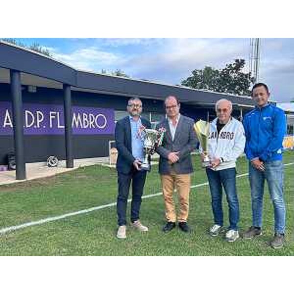 Il vicegovernatore della Regione Mario Anzil, secondo da sinistra, con gli organizzatori del Memorial organizzato dalla Polisportiva Flambro. - Il vicegovernatore della Regione Mario Anzil, secondo da sinistra, con gli organizzatori del Memorial organizzato dalla Polisportiva Flambro.