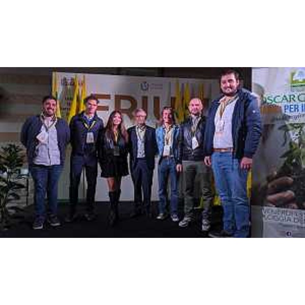 L?assessore regionale alle Risorse agroalimentare Stefano Zannier (quarto da sinistra) con alcuni dei premiati - L?assessore regionale alle Risorse agroalimentare Stefano Zannier (quarto da sinistra) con alcuni dei premiati 