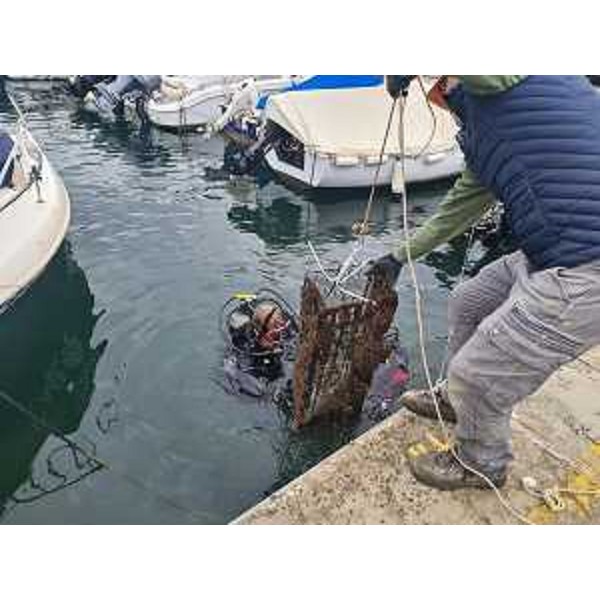 L'assessore Scoccimarro, in acqua, durante le operazioni di pulizia del fondale - L'assessore Scoccimarro, in acqua, durante le operazioni di pulizia del fondale