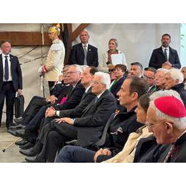 Il Presidente della Repubblica Sergio Mattarella assieme al governatore del Friuli Venezia Giulia Massimiliano Fedriga ad Ampezzo - Il Presidente della Repubblica Sergio Mattarella assieme al governatore del Friuli Venezia Giulia Massimiliano Fedriga ad Ampezzo