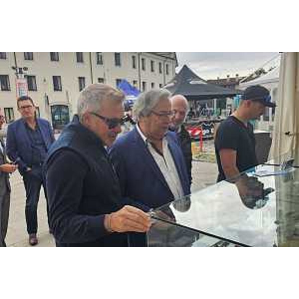 L'assessore regionale alle Attività produttive e turismo Sergio Emidio Bini mentre visita uno degli stand di Coltello in Festa a Maniago. - L'assessore regionale alle Attività produttive e turismo Sergio Emidio Bini mentre visita uno degli stand di Coltello in Festa a Maniago.
