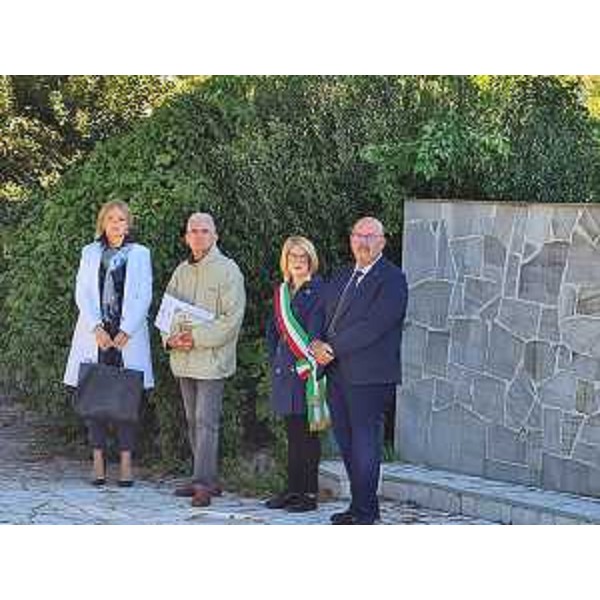 L'assessore regionale al Patrimonio Sebastiano Callari (primi da destra) nel Parco della Rimembranza di Gorizia - L'assessore regionale al Patrimonio Sebastiano Callari (primi da destra) nel Parco della Rimembranza di Gorizia