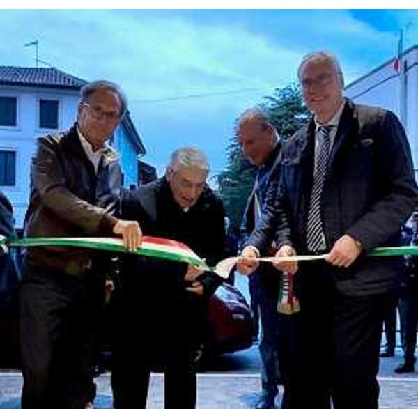 Il presidente del Cr Fvg, Mauro Bordin (primo da destra), durante il taglio del nastro assieme al sindaco di Mortegliano Roberto Zuliani, a monsignor Giuseppe Faidutti e al consigliere regionale Mauro Di Bert - Il presidente del Cr Fvg, Mauro Bordin (primo da destra), durante il taglio del nastro assieme al sindaco di Mortegliano Roberto Zuliani, a monsignor Giuseppe Faidutti e al consigliere regionale Mauro Di Bert