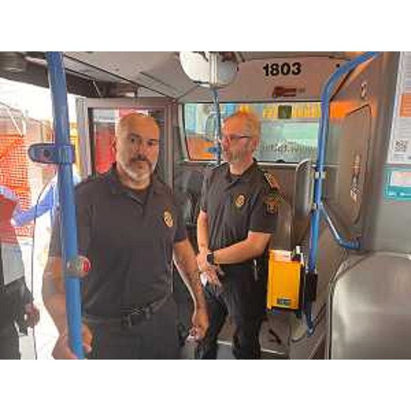Due guardie giurate su un autobus della Trieste Trasporti - Due guardie giurate su un autobus della Trieste Trasporti