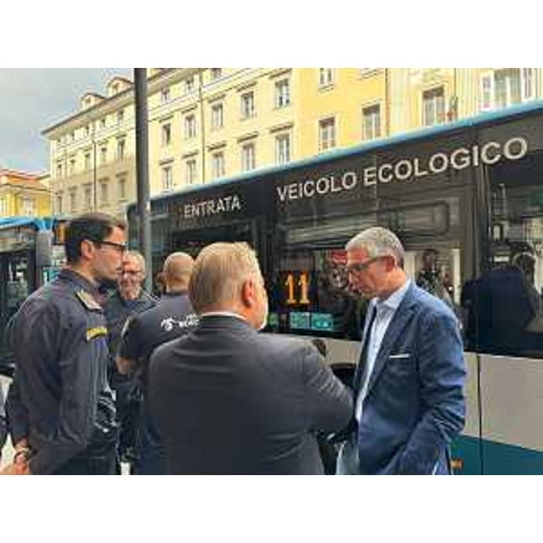 Lassessore regionale alla Sicurezza Pierpaolo Roberti in prossimità di un autobus della Trieste Trasporti - Lassessore regionale alla Sicurezza Pierpaolo Roberti in prossimità di un autobus della Trieste Trasporti