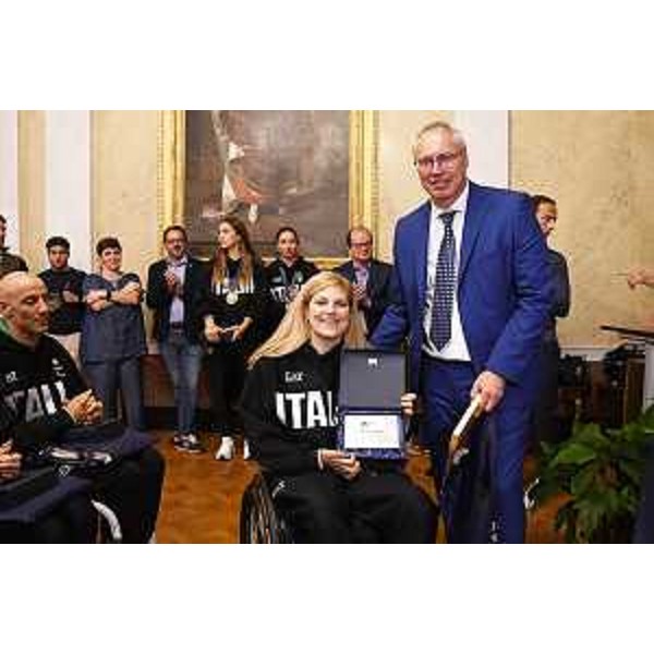 Il presidente Bordin con Giada Rossi, medaglia d' oro nelle competizioni individuali di tennistavolo alle paralimipiadi 2024 - Il presidente Bordin con Giada Rossi, medaglia d' oro nelle competizioni individuali di tennistavolo alle paralimipiadi 2024