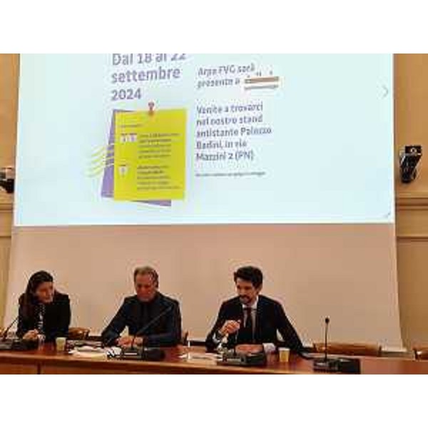 L'assessore Fabio Scoccimarro, al centro, presenta il progrmma di iniziative che vedrà l'Arpa Fvg presente a Pordenonelegge. - L'assessore Fabio Scoccimarro, al centro, presenta il progrmma di iniziative che vedrà l'Arpa Fvg presente a Pordenonelegge.