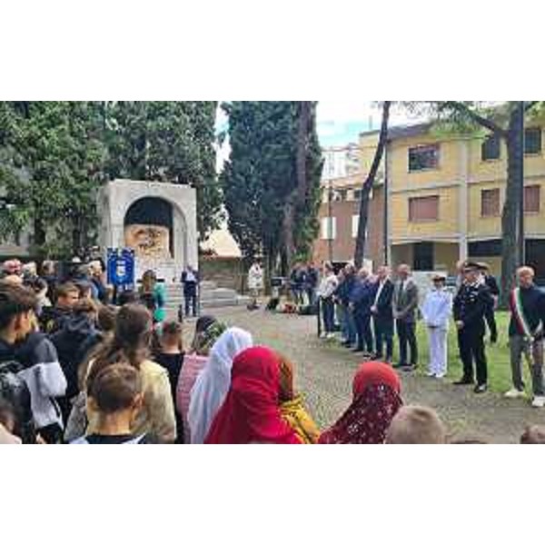 Una fase della cerimonia svoltasi oggi a Monfalcone - Una fase della cerimonia svoltasi oggi a Monfalcone