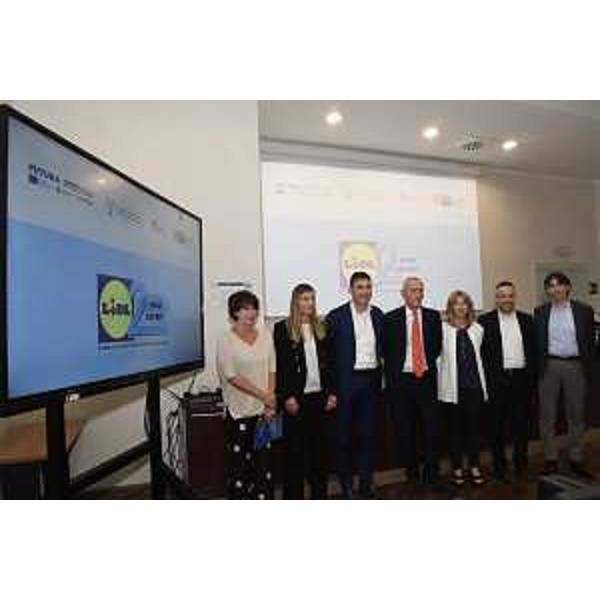 L'assessore regionale Alessia Rosolen (prima da sinistra) oggi in Sala Predonzani a Trieste - L'assessore regionale Alessia Rosolen (prima da sinistra) oggi in Sala Predonzani a Trieste