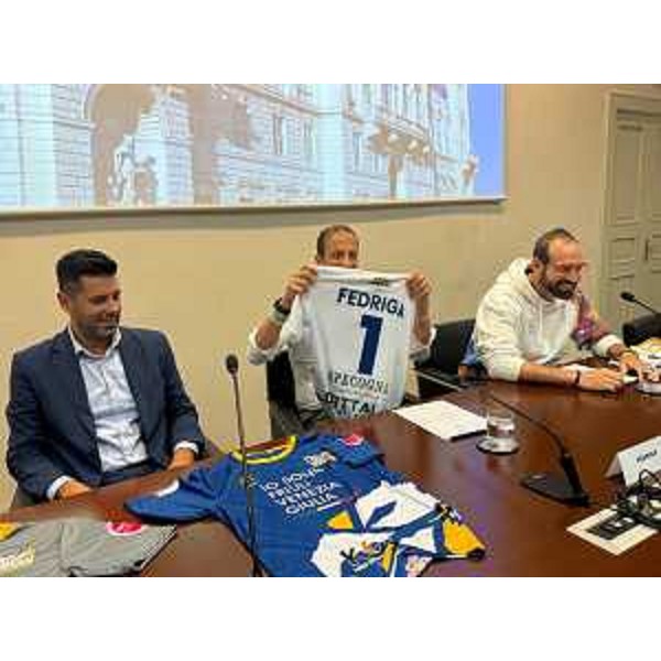 Il governatore Fedriga con la maglia speciale delle Eagles Futsal Cividale. - Il governatore Fedriga con la maglia speciale delle Eagles Futsal Cividale.