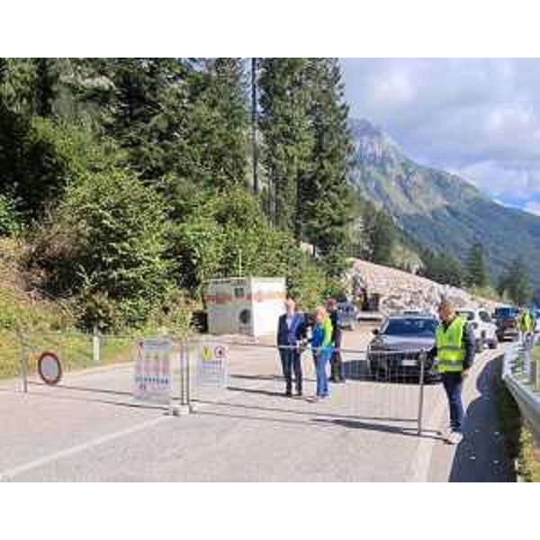 L'assessore regionale alla Protezione civile Riccardo Riccardi alla riapertura della Sr 465, bloccata da agosto a causa di una frana composta da detriti del ghiaione del Rio Bianco che impediva il transito verso Pradibosco, Pian di Casa, Sauris e il Cadore. - L'assessore regionale alla Protezione civile Riccardo Riccardi alla riapertura della Sr 465, bloccata da agosto a causa di una frana composta da detriti del ghiaione del Rio Bianco che impediva il transito verso Pradibosco, Pian di Casa, Sauris e il Cadore. 