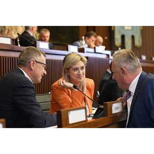 Gli assessori regionali Stefano Zannier e Cristina Amirante insieme al consigliere di FdI, Alessandro Basso, durante il voto in Aula - Gli assessori regionali Stefano Zannier e Cristina Amirante insieme al consigliere di FdI, Alessandro Basso, durante il voto in Aula