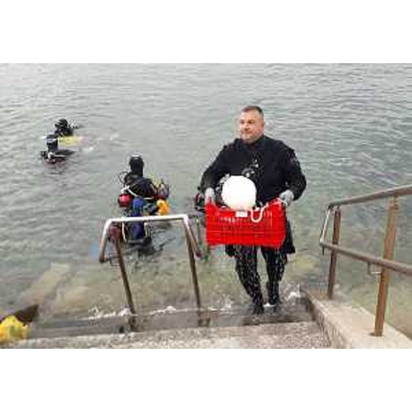 La pulizia dei fondali è stata affidata ai subacquei di Deep Blue Dive. - La pulizia dei fondali è stata affidata ai subacquei di Deep Blue Dive.