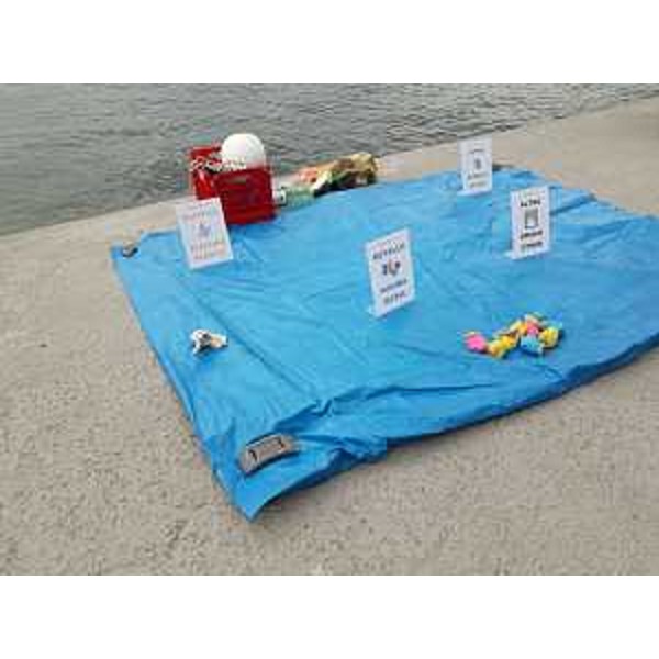 Lo spazio dove i piccoli eco-esploratori hanno differenziato il materiale recuperato in mare. - Lo spazio dove i piccoli eco-esploratori hanno differenziato il materiale recuperato in mare.