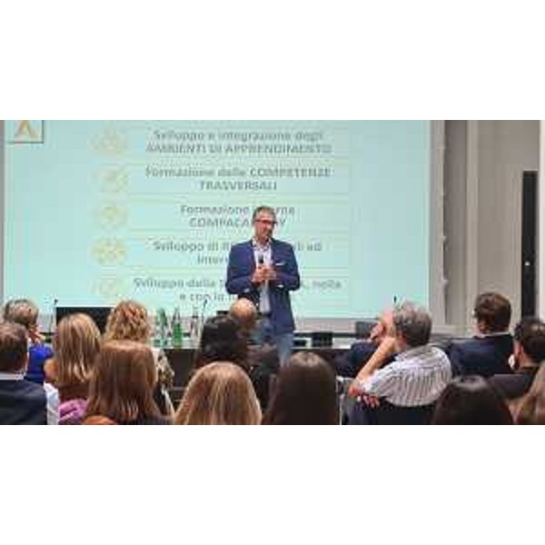 Lassessore regionale alle Autonomie locali Pierpaolo Roberti durante lincontro annuale Compacademy organizzato a Trieste per la comunità dei formatori per la Pa dalla "Scuola di formazione del Comparto unico del FVG e Centro di Competenza - Compa Fvg" - Lassessore regionale alle Autonomie locali Pierpaolo Roberti durante lincontro annuale Compacademy organizzato a Trieste per la comunità dei formatori per la Pa dalla "Scuola di formazione del Comparto unico del FVG e Centro di Competenza - Compa Fvg"