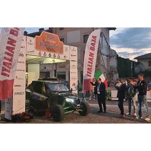 Il vicegovernatore Mario Anzil da' il via ad una delle vetture partecipanti alla 1. edizione del Baja dello Stella - Il vicegovernatore Mario Anzil da' il via ad una delle vetture partecipanti alla 1. edizione del Baja dello Stella