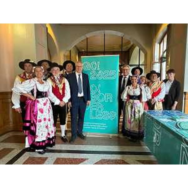 Il presidente del Cr Fvg, Mauro Bordin, con i danzerini di Lucinicco - Il presidente del Cr Fvg, Mauro Bordin, con i danzerini di Lucinicco