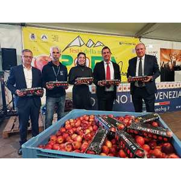 L'assessore regionale Stefano Zannier alla Festa della mela di Tolmezzo - L'assessore regionale Stefano Zannier alla Festa della mela di Tolmezzo