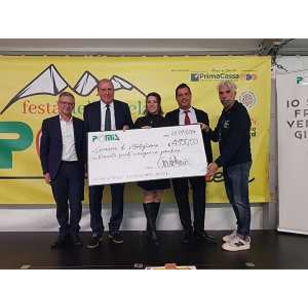 La consegna dei fondi raccolti con la vendita della "Spremuta integrale di mela Julia" donati alla Casa di riposo di Mortegliano che aveva subito ingenti danni. a seguito della grandinata dello scorso anno - La consegna dei fondi raccolti con la vendita della "Spremuta integrale di mela Julia" donati alla Casa di riposo di Mortegliano che aveva subito ingenti danni. a seguito della grandinata dello scorso anno