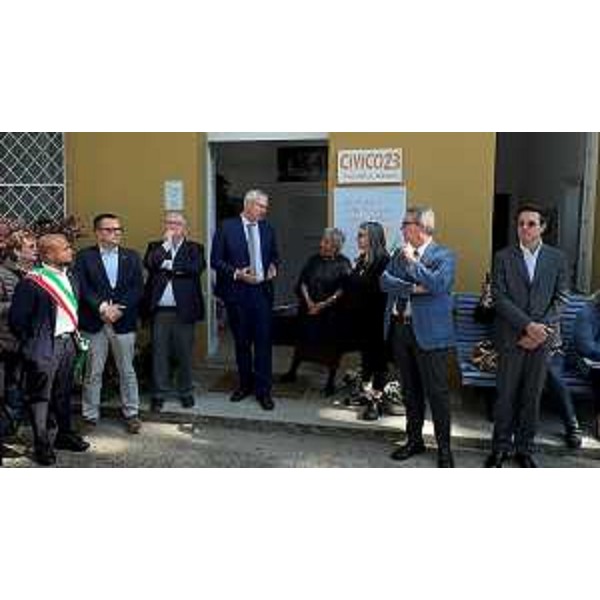 Da sinistra: il consigliere comunale Lorenzo Patti, l'assessore del Comune di Udine Andrea Zini, il dottor Marco Bertoli, il presidente del Cr Fvg Mauro Bordin, la responsabile del progetto Anita Cacitti, la presidente dell'associazione Cristina Ardoino, il dottor Stefano Gheno e il consigliere regionale Igor Treleani - Da sinistra: il consigliere comunale Lorenzo Patti, l'assessore del Comune di Udine Andrea Zini, il dottor Marco Bertoli, il presidente del Cr Fvg Mauro Bordin, la responsabile del progetto Anita Cacitti, la presidente dell'associazione Cristina Ardoino, il dottor Stefano Gheno e il consigliere regionale Igor Treleani
