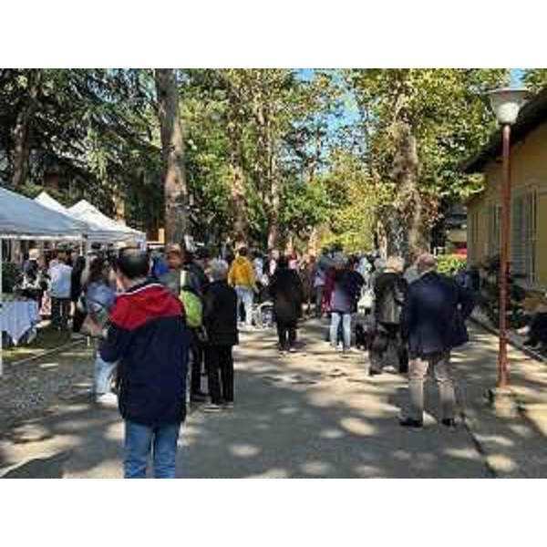 Uno scatto delle persone intervenute all'evento allestendo alcuni stand con cibo del territorio - Uno scatto delle persone intervenute all'evento allestendo alcuni stand con cibo del territorio