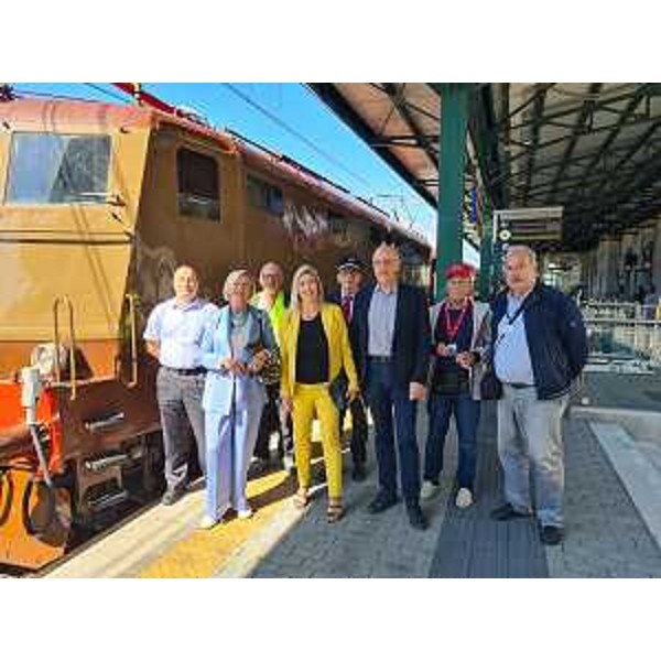 L'assessore regionale Cristina Amirante, al centro, con il personale del treno storico all'arrivo nella stazione di Pordenone. - L'assessore regionale Cristina Amirante, al centro, con il personale del treno storico all'arrivo nella stazione di Pordenone. 