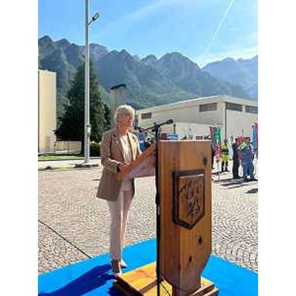 L'assessore regionale alle Finanze Barbara Zilli al 5º Raduno del battaglione alpini Tolmezzo che la sezione Ana di Gemona in collaborazione con l8º Reggimento alpini e il Comune di Venzone ha organizzato con la sfilata di centinaia di alpini provenienti da tutto il Centro e Nord-Italia. - L'assessore regionale alle Finanze Barbara Zilli al 5º Raduno del battaglione alpini Tolmezzo che la sezione Ana di Gemona in collaborazione con l8º Reggimento alpini e il Comune di Venzone ha organizzato con la sfilata di centinaia di alpini provenienti da tutto il Centro e Nord-Italia.