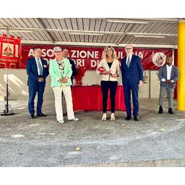 La consegna dei diplomi di benemerenza e dei distintivi. - La consegna dei diplomi di benemerenza e dei distintivi.