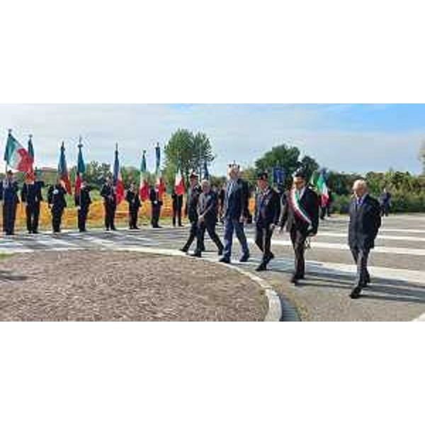 Le autorità civili e militari si avvicinano al cippo di via Salvo D'Acquisto a Udine - Le autorità civili e militari si avvicinano al cippo di via Salvo D'Acquisto a Udine