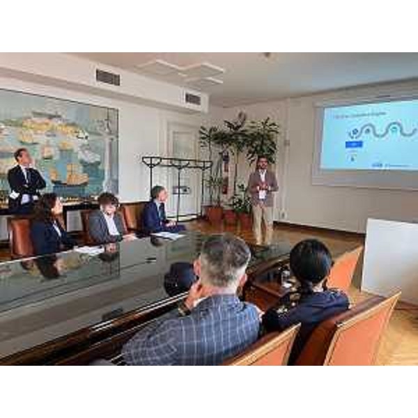 L'assessore regionale alle Autonomie locali e sicurezza Pierpaolo Roberti alla presentazione all'Autorità di sistema portuale del mare Adriatico orientale dei prodotti sviluppati dalle imprese facenti parte della delegazione della Virginia guidata dallo Sbdc, alla presenza, tra gli altri, del console generale degli Usa in Italia Douglass Benning - L'assessore regionale alle Autonomie locali e sicurezza Pierpaolo Roberti alla presentazione all'Autorità di sistema portuale del mare Adriatico orientale dei prodotti sviluppati dalle imprese facenti parte della delegazione della Virginia guidata dallo Sbdc, alla presenza, tra gli altri, del console generale degli Usa in Italia Douglass Benning