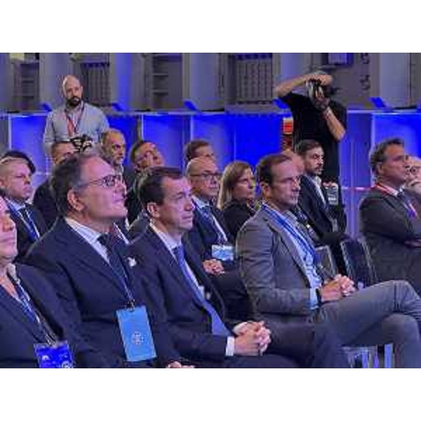 Il governatore nella sede di Mangiarotti-Westinghouse di Monfalcone per il lancio di Vacuum vessel - Il governatore nella sede di Mangiarotti-Westinghouse di Monfalcone per il lancio di Vacuum vessel